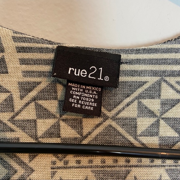 ⭐️ Rue21 S Patterned Cardigan Beige/Black - Picture 4 of 6